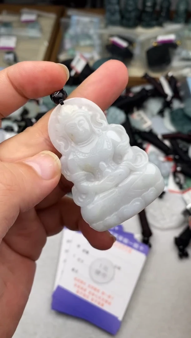 翡翠未镶嵌颈饰多样性发其一