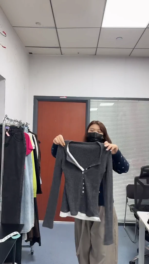 恐龙阿姨闪购商品：灰色拼接针织衫