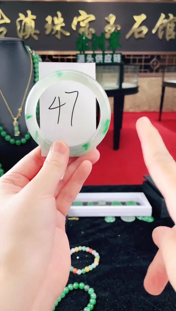 未镶嵌手镯石英质玉（非洲翠）微瑕介意勿拍