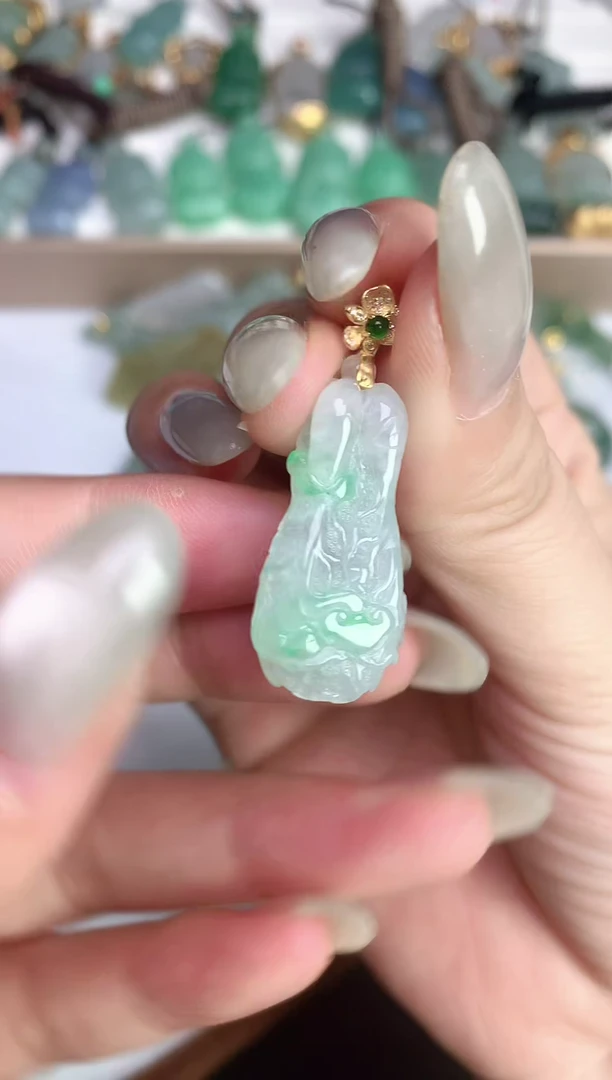 颈饰18K金镶嵌翡翠2025110701