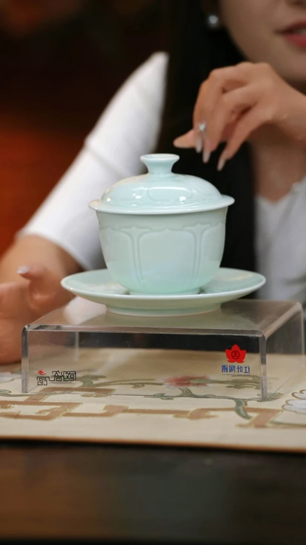 1个正价宋器花韵带盖炖盅（套）含托