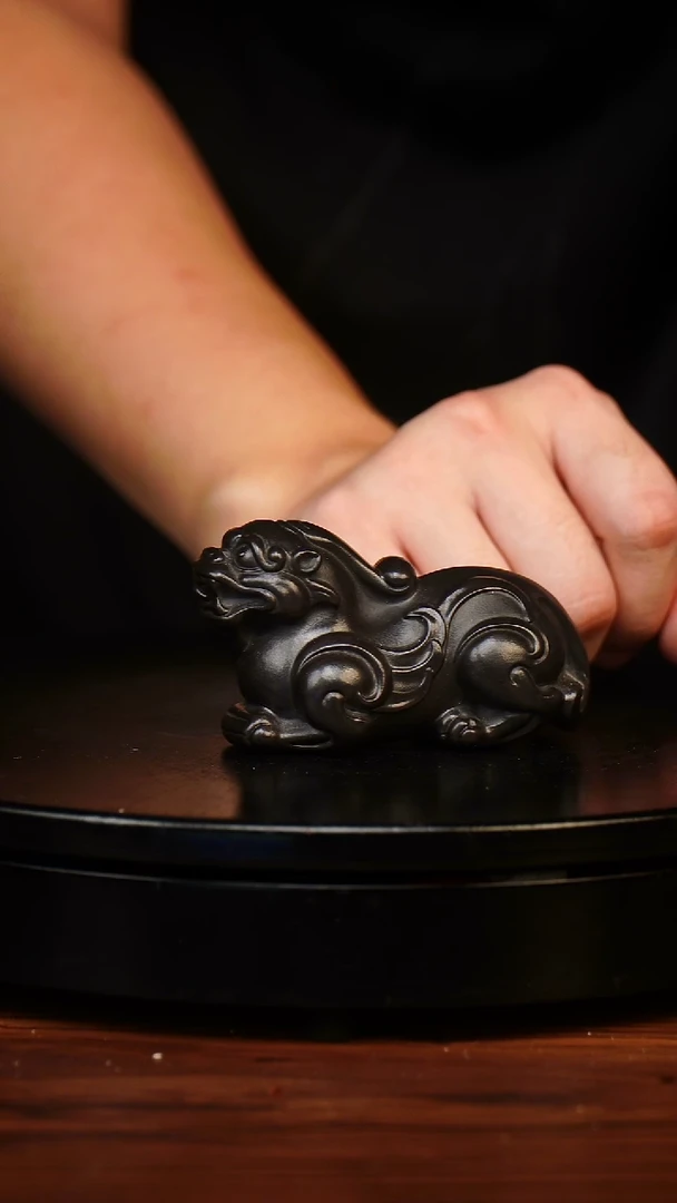 手工艺品琉璃黑 貔貅 宜兴紫砂