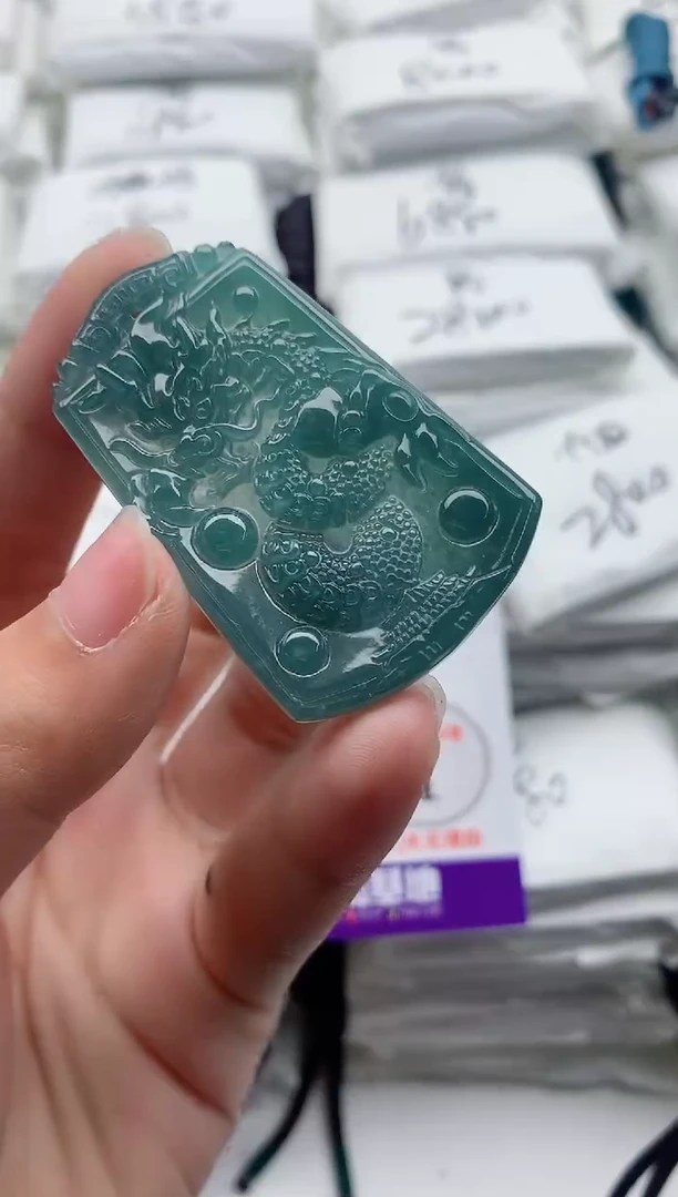 翡翠未镶嵌颈饰·