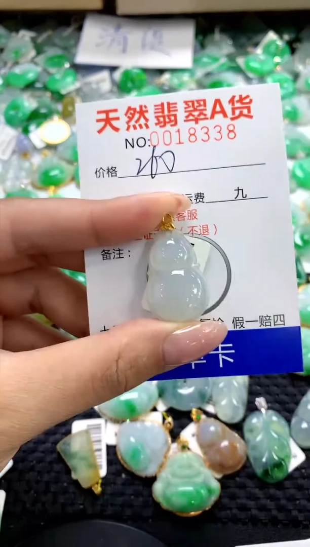 翡翠18K金镶嵌颈饰11111111111111