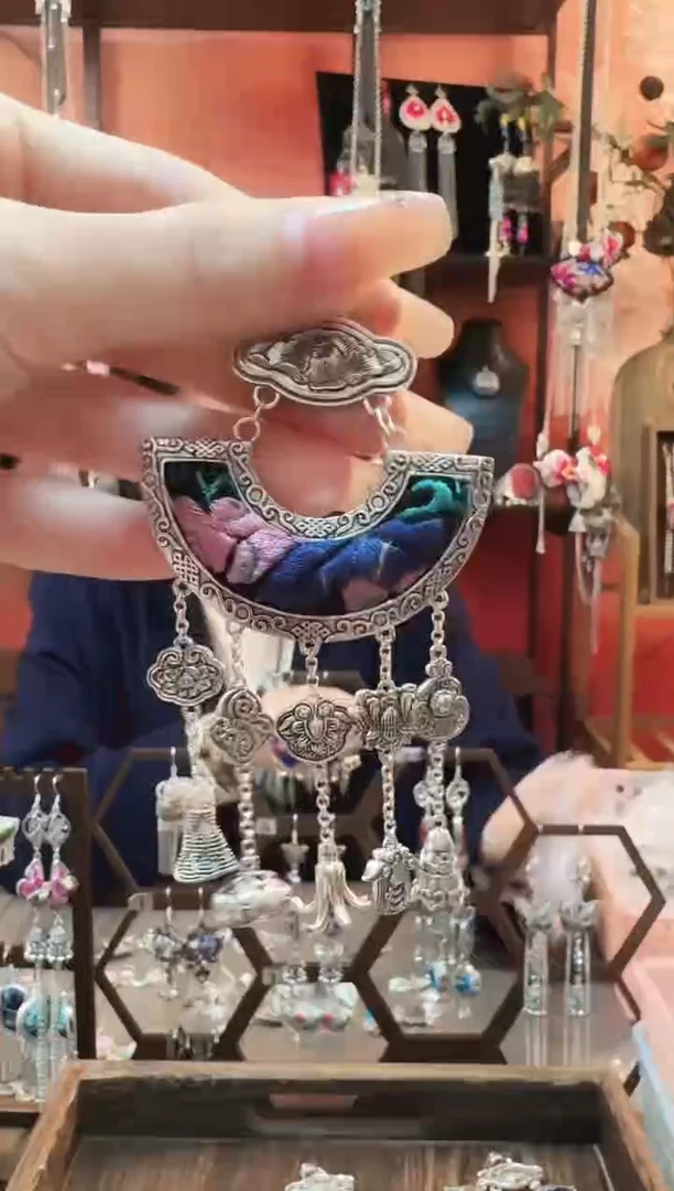 织绣云织谣民族风精美饰品   395