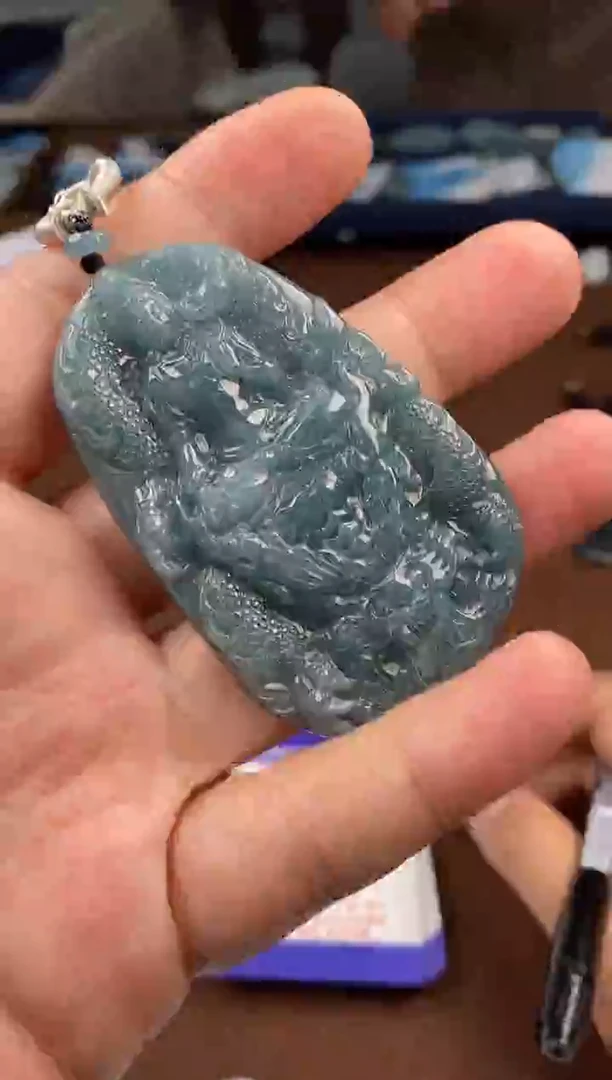 颈饰未镶嵌翡翠  多样性发其一