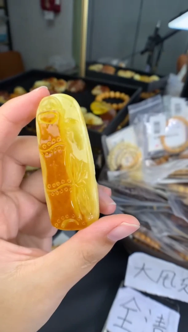 蜜蜡未镶嵌珠宝奇石80