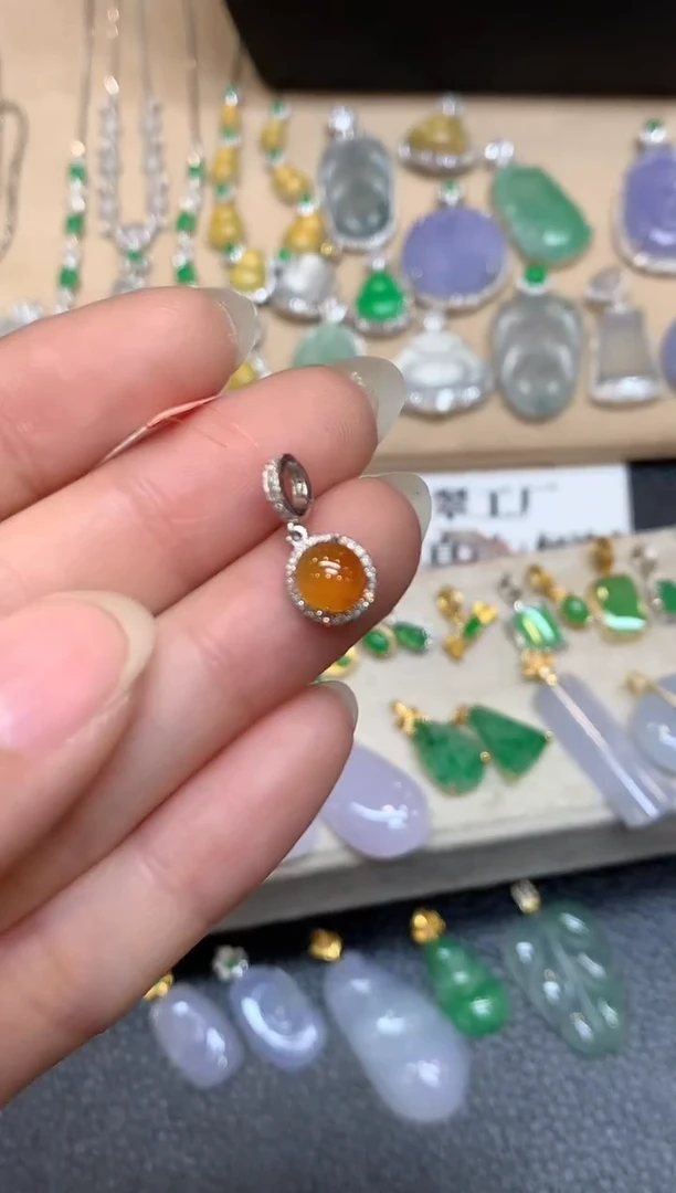 颈饰18K金镶嵌翡翠蛋面【无服务费