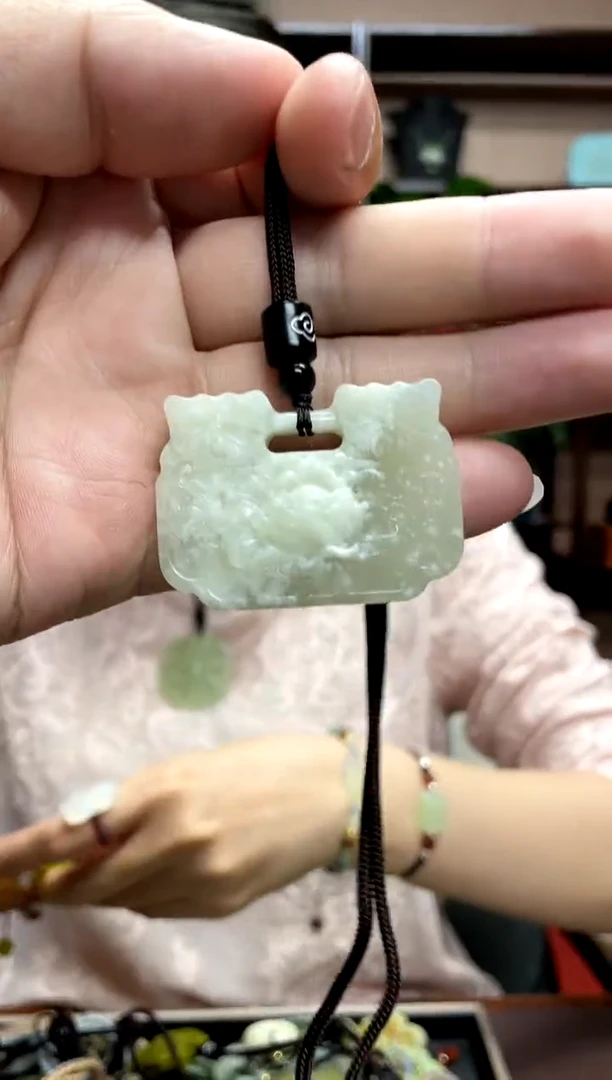 岫玉未镶嵌吊坠·