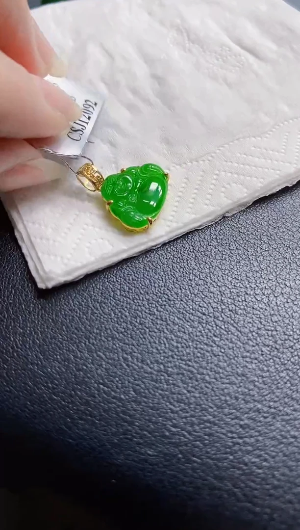 翡翠18K金镶嵌颈饰佛