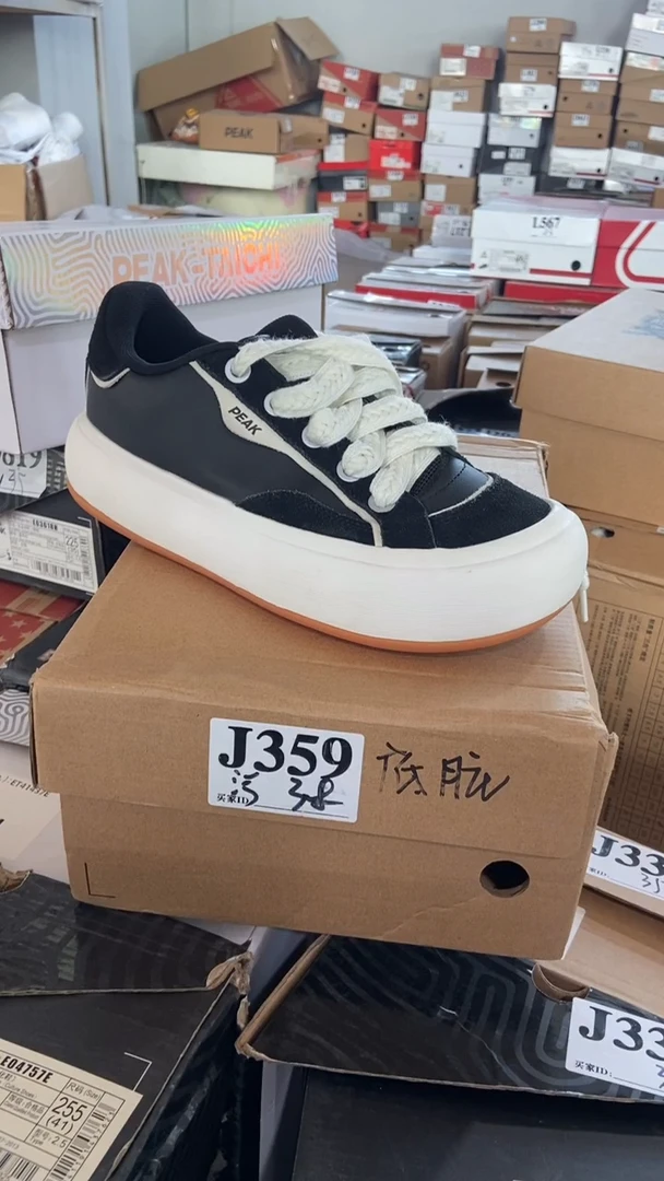 高端品牌断码运动鞋