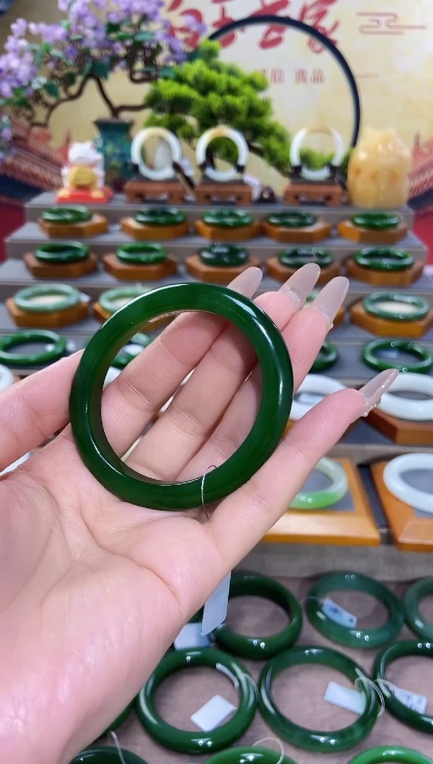 【闪购商品】和田玉手镯未镶嵌俄罗斯老坑碧玉贵妃镯