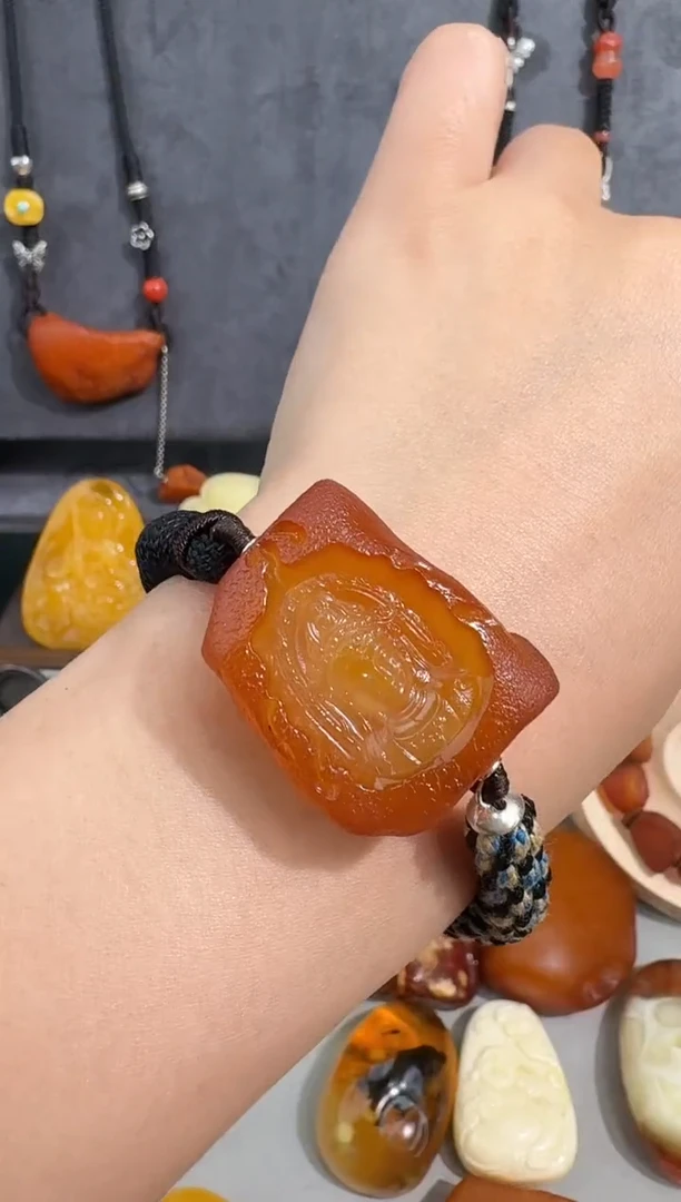 未镶嵌琥珀裸石玉*琥珀
