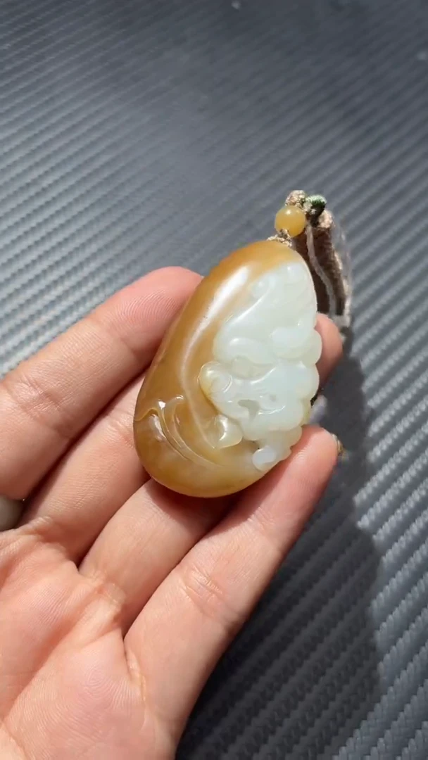 颈饰未镶嵌和田玉（糖玉）若羌李保国矿糖白吊坠微色差