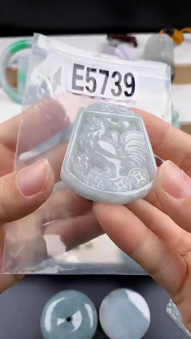 颈饰未镶嵌翡翠天然翡翠吊坠挂件