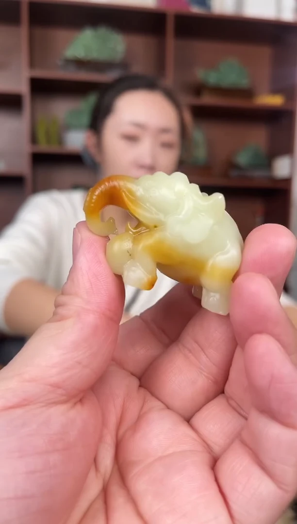 未镶嵌蛇纹石玉颈饰`