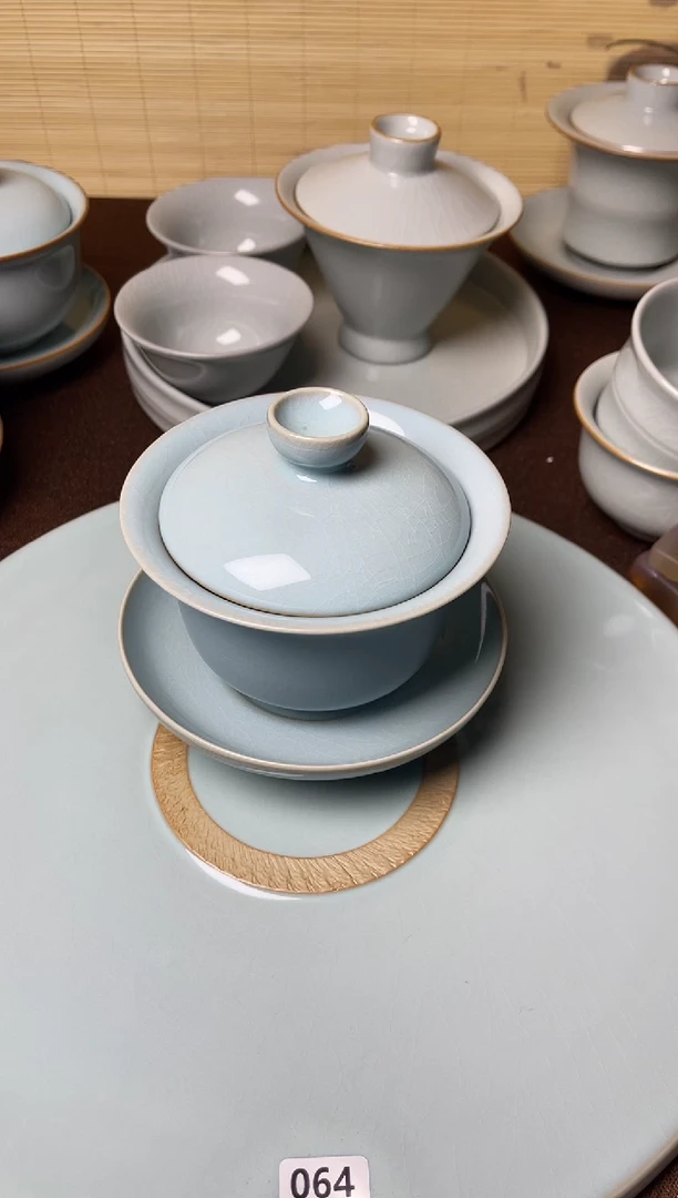 一品一价-（特价）天青釉纯手工三才元宝盖碗