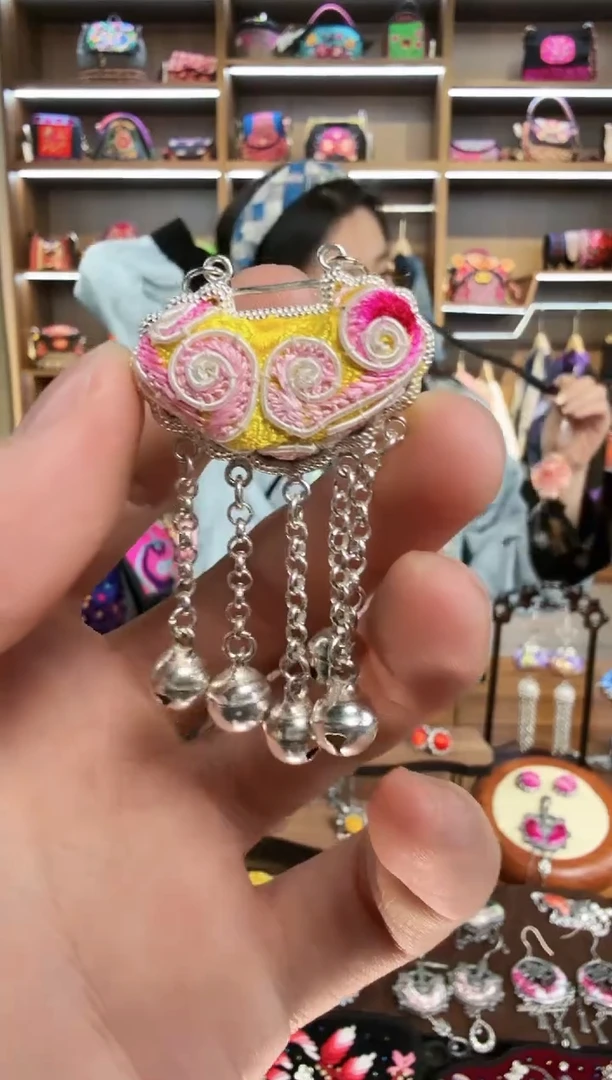 【闪购商品】织绣102蒙阿苏苗绣传承