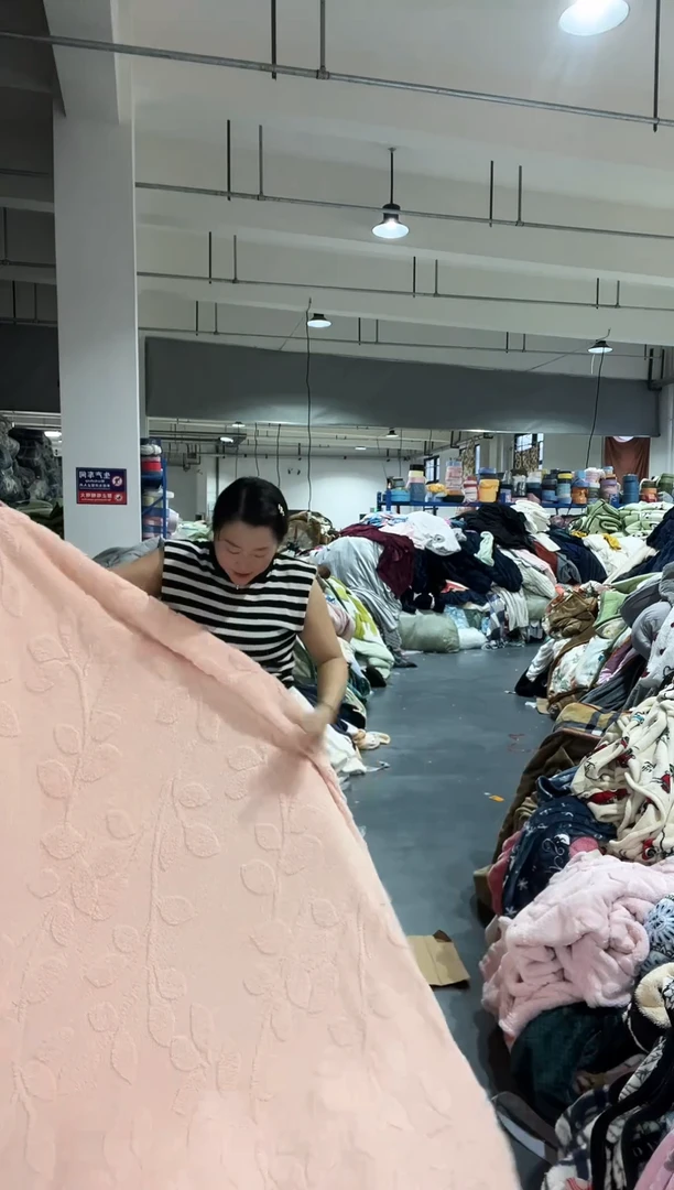 混纺主播手上拿的产品