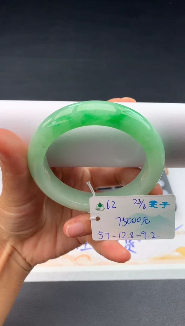 未镶嵌手镯翡翠自带#送人#，联系客服核对地址~