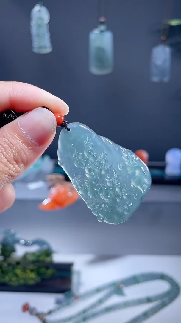 翡翠未镶嵌颈饰花牌