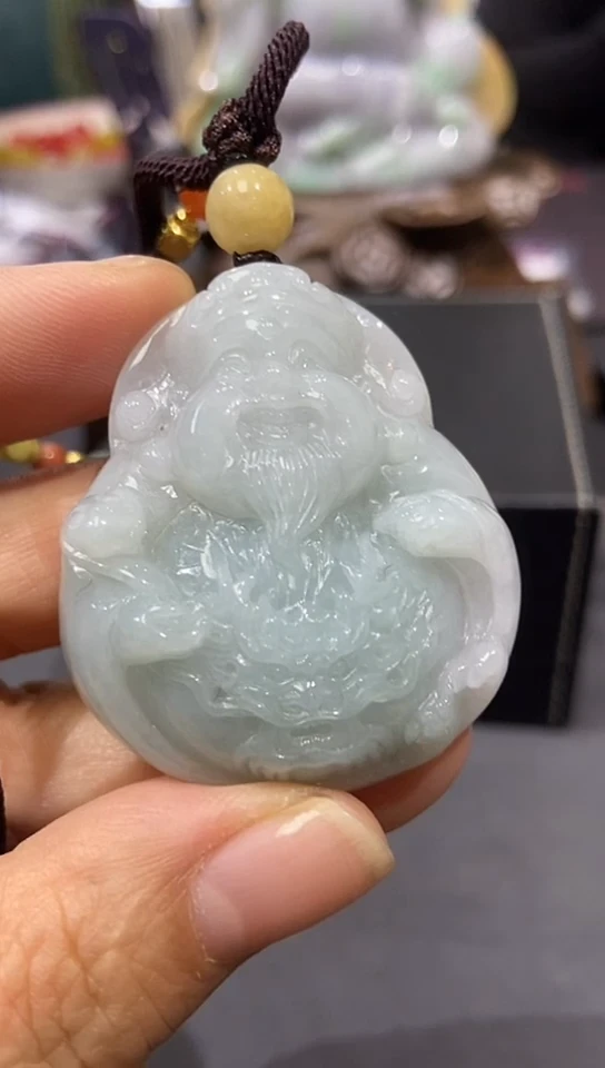 翡翠未镶嵌颈饰牛**丁吊坠