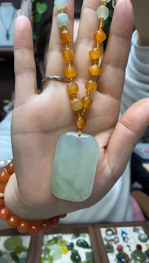 未镶嵌岫玉吊坠.