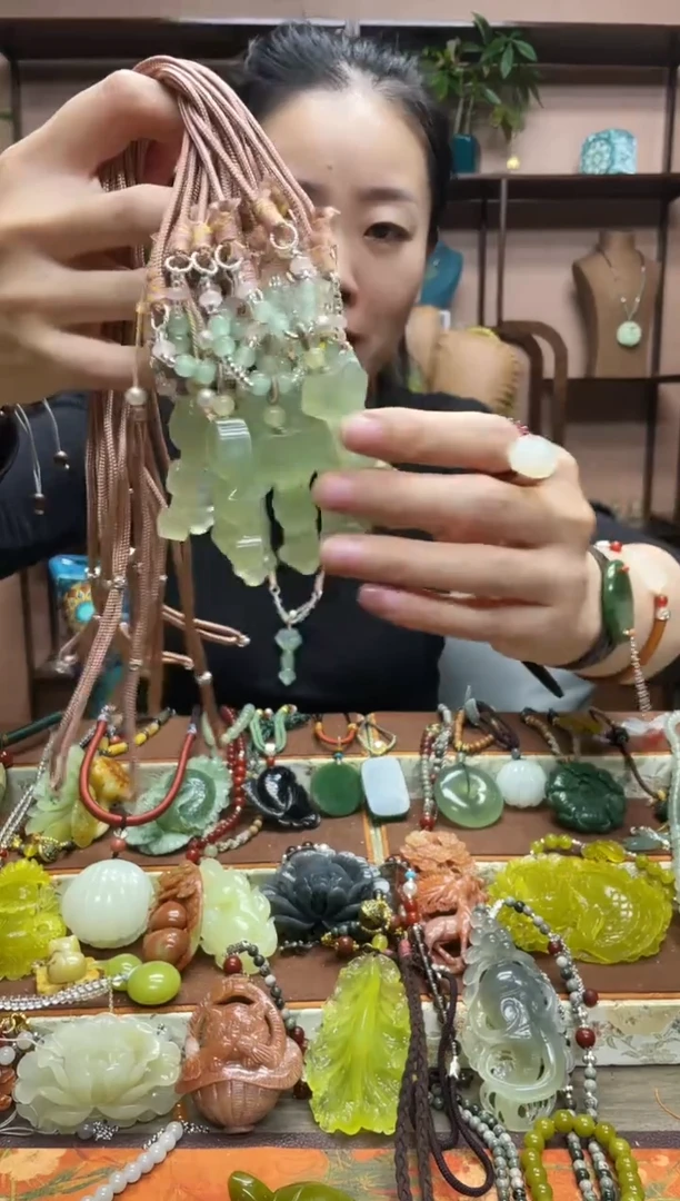 未镶嵌岫玉颈饰多样性发货发其中之一