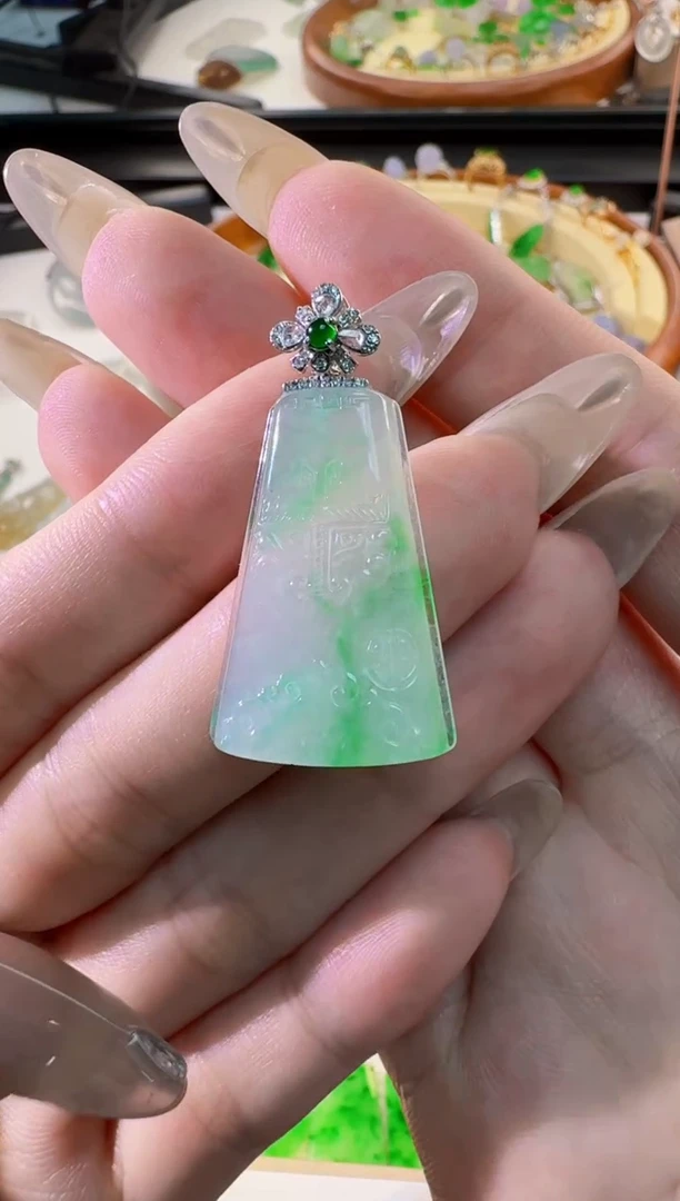 翡翠18K金镶嵌吊坠(不含链)缅甸A货翡翠