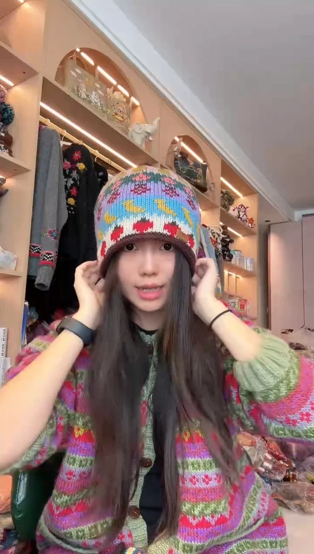 羊毛草莓卷边帽