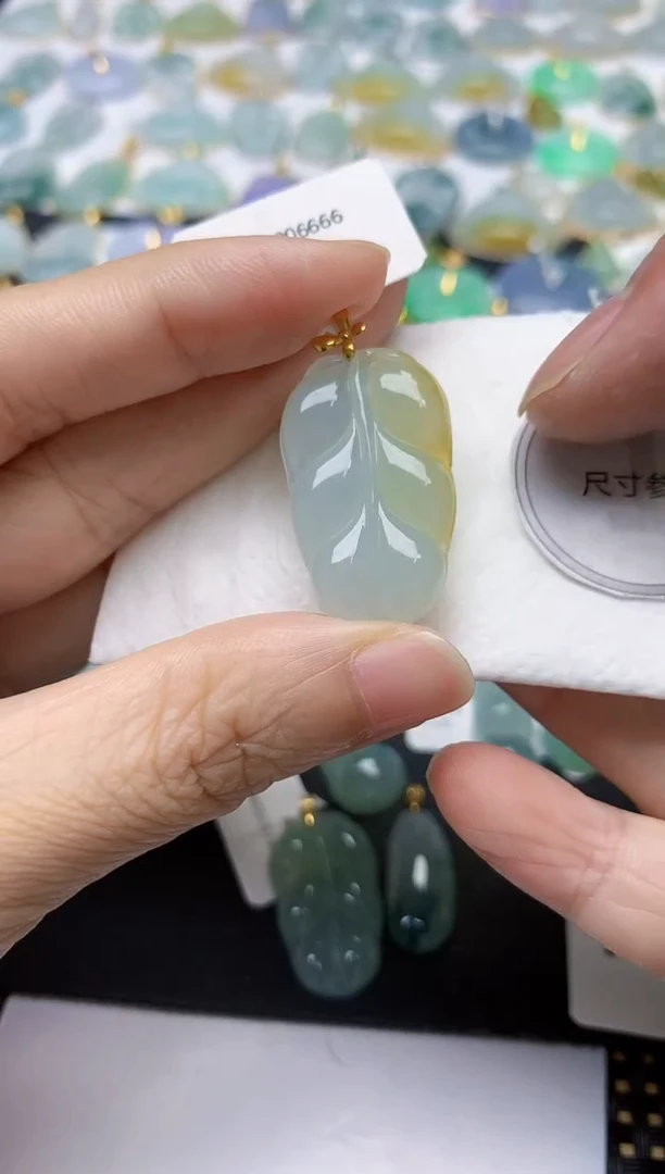 翡翠18K金镶嵌颈饰天然缅甸A货翡翠