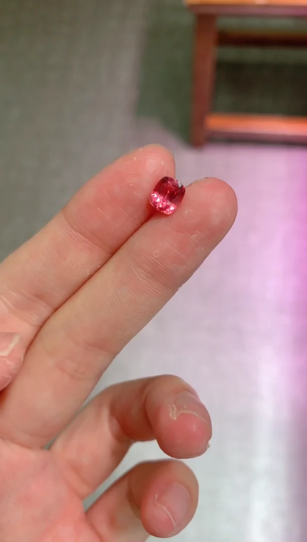 【闪购商品】彩色蓝宝石裸石未镶嵌1.54CT  无烧帕帕拉恰VB