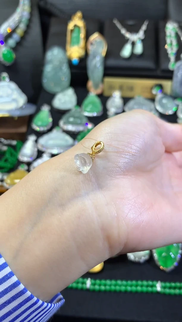 翡翠18K金镶嵌颈饰翡翠吊坠