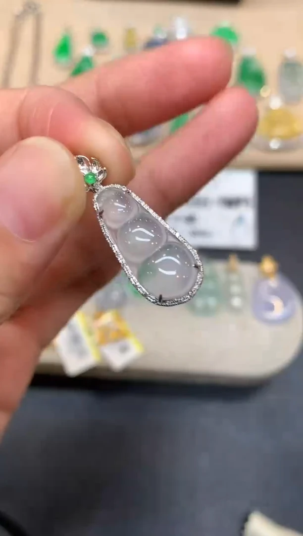 颈饰18K金镶嵌翡翠福豆【无服务费