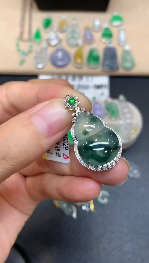 颈饰18K金镶嵌翡翠葫芦【无服务费