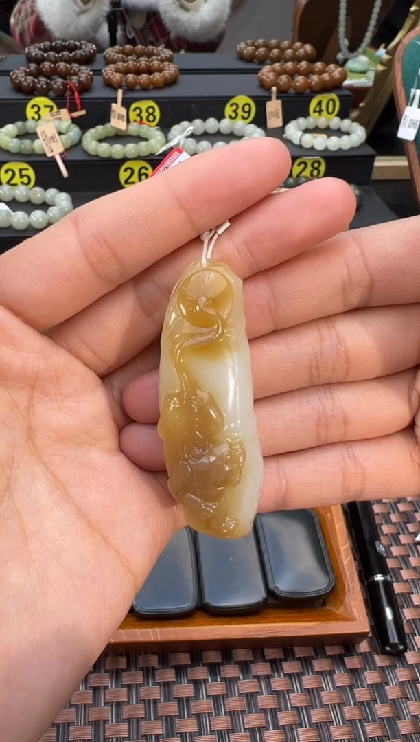 吊坠(赠链)未镶嵌和田玉且末料金山糖白吊坠