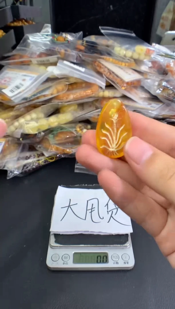 蜜蜡未镶嵌珠宝奇石121