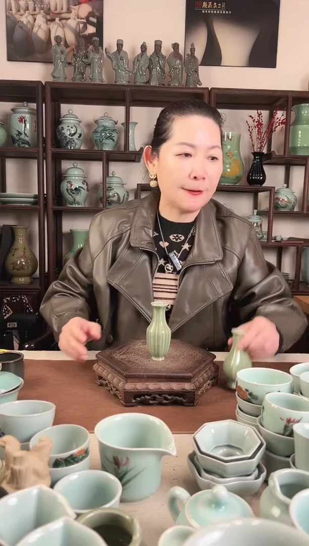 青瓷 豆青釉 瓜棱瓶