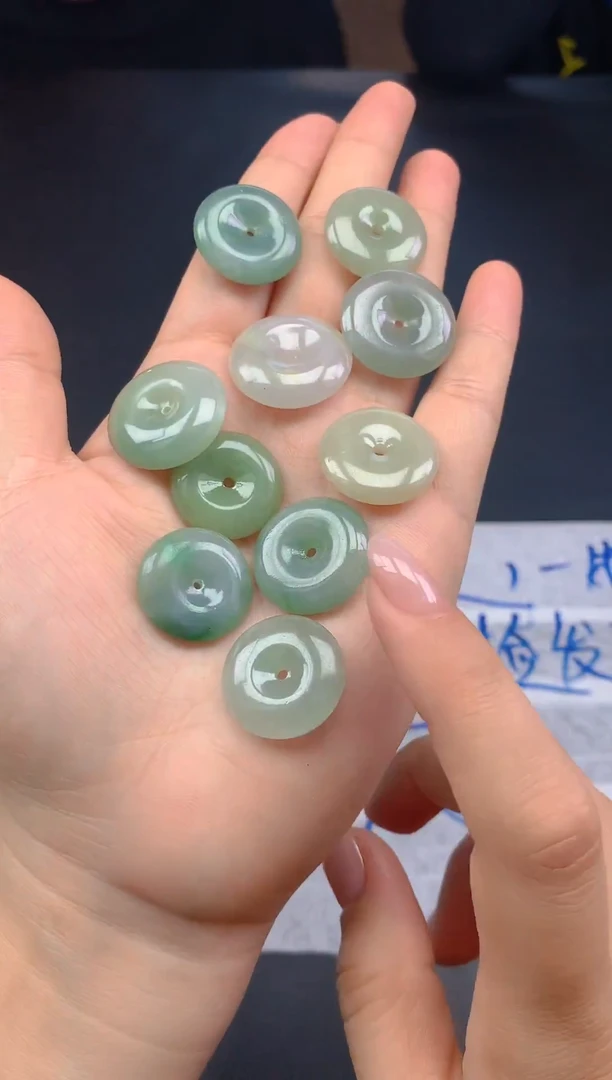 吊坠(不含链)未镶嵌翡翠毛货需精细抛光+10多样性挂件1件+9.9元