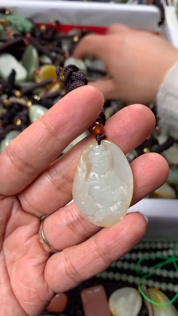 【闪购商品】和田玉颈饰未镶嵌多样性发货没有证书.拍一发一，有瑕