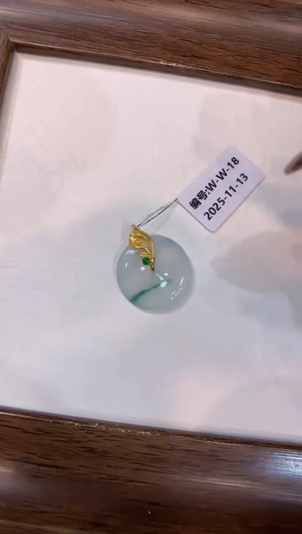 颈饰18K金镶嵌翡翠平安扣