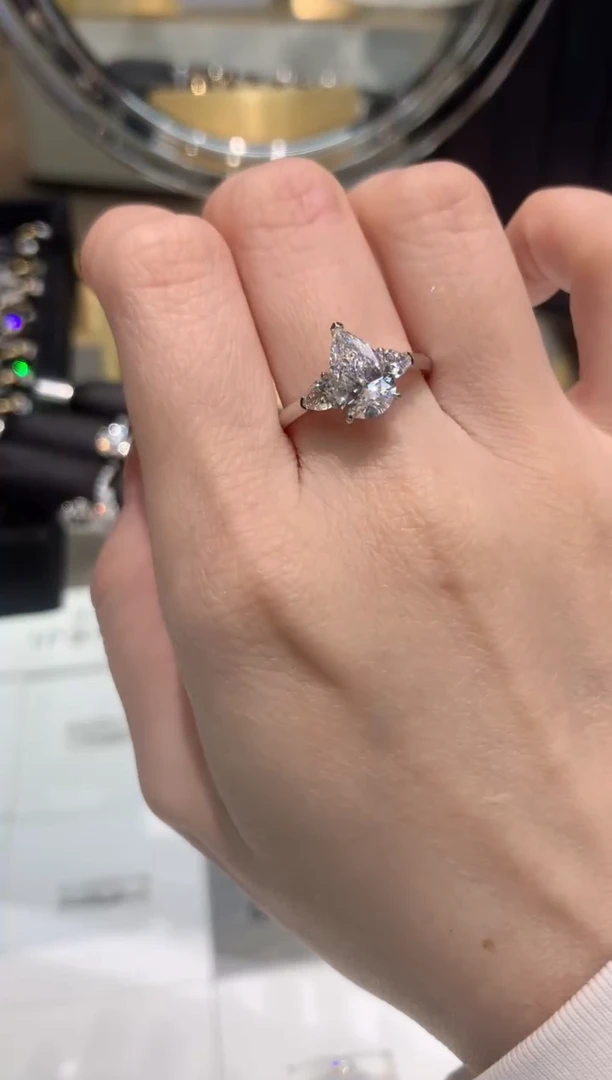 【闪购商品】实验室培育钻石18K金镶嵌水滴三石1.5ct15圈