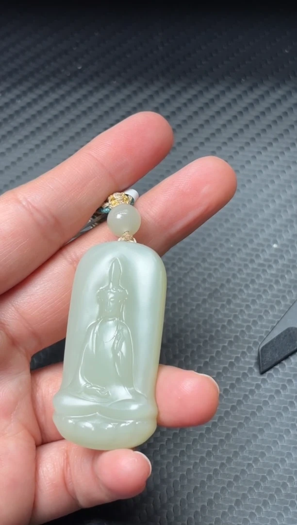 吊坠(赠链)未镶嵌和田玉且末迪克兰一细微色差吊坠