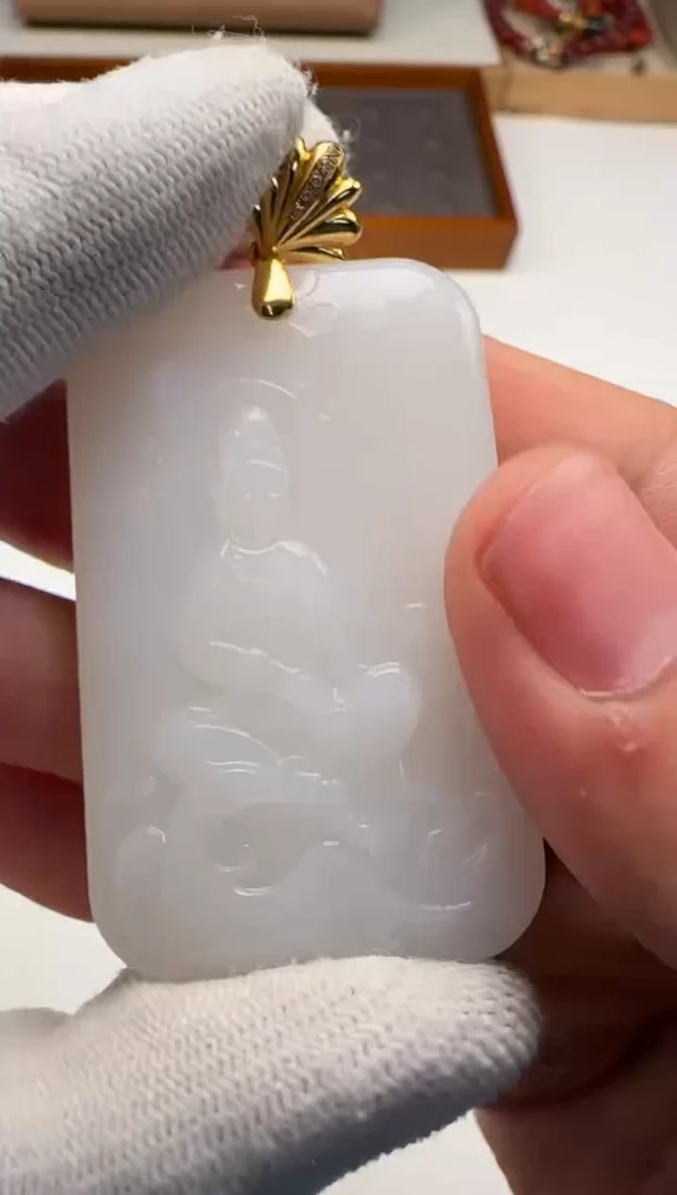 18K金镶嵌和田玉（白玉）挂件美****司配饰配饰