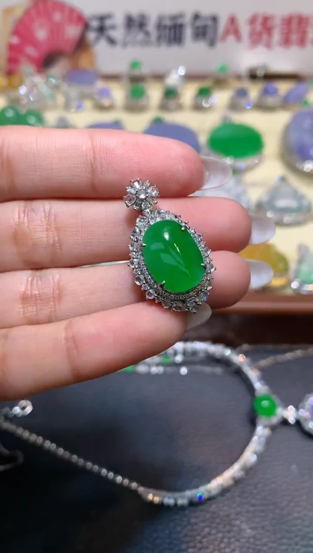 颈饰18K金镶嵌翡翠1