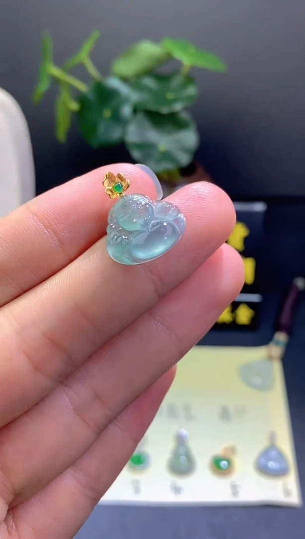 翡翠18K金镶嵌颈饰翡翠吊坠