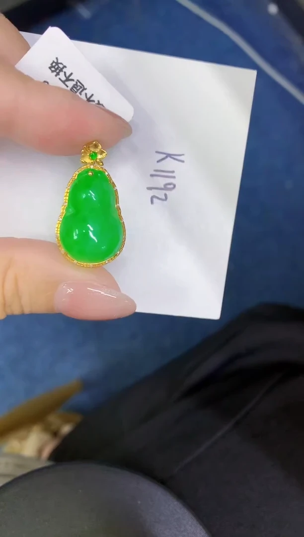 颈饰18K金镶嵌翡翠缅甸天然翡翠A货