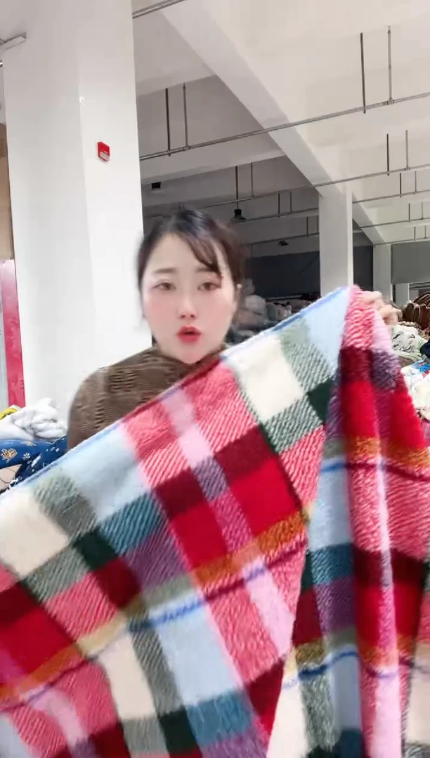 牛奶绒主播手上展示