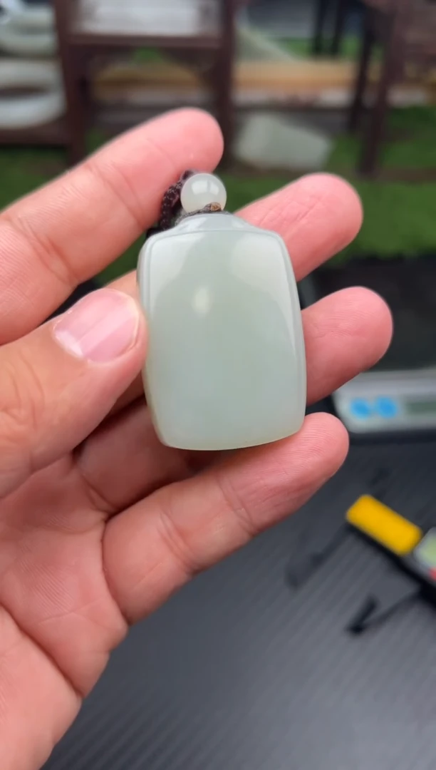 吊坠(赠链)未镶嵌和田玉且末微色差近矿吊坠（福利）