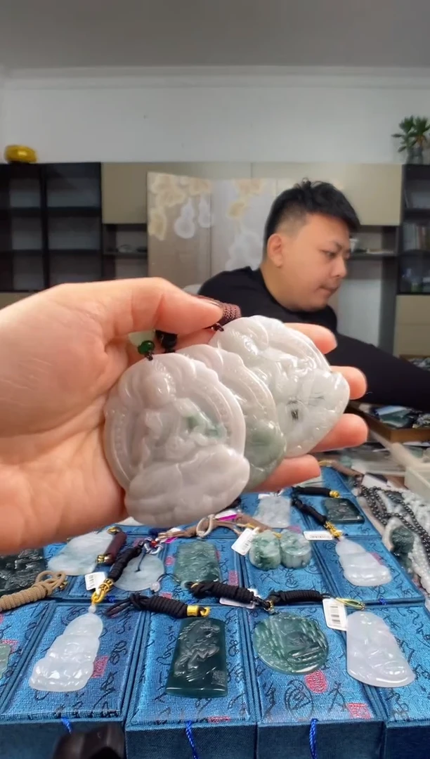颈饰未镶嵌翡翠  多样性发其一